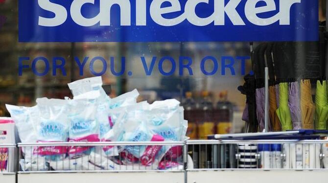 Das Logo der Drogeriemarktkette »Schlecker« auf einem Laden-Fenster in Berlin. Foto: Emily Wabitsch