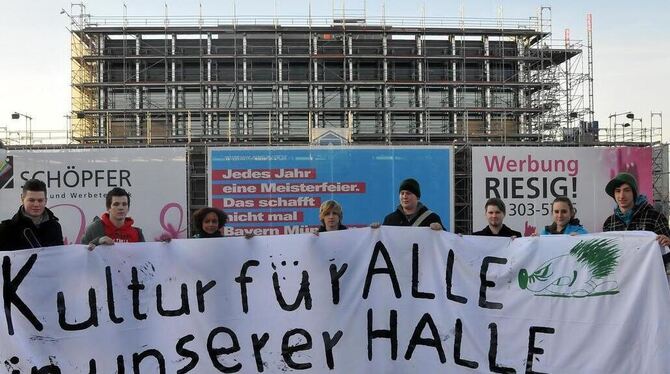 Demonstration der Grünen Jugend Reutlingen vor der neuen Stadthalle. FOTO: NIETHAMMER