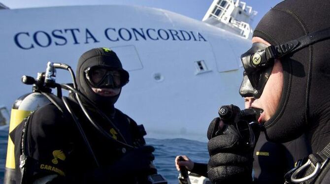 Die Arbeiten an der »Costa Concordia« gehen weiter. Foto: Massimo Percossi