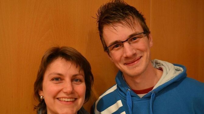 Annika Lewe und Manuel Schmid arbeiten mit den Jugendlichen vor Ort. FOTO: RABE