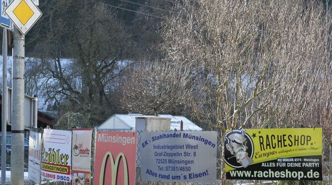 Fast so plakativ wie Bandenwerbung im Fußballstadion: Der Gartenzaun an einer Ortsdurchfahrt ist bei Unternehmen beliebt. FOTO: