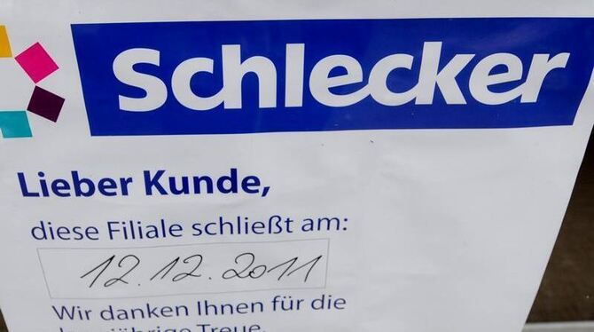 Ein Plakat kündigt die Schließung einer Schlecker-Filliale an. Foto: Franziska Kraufmann