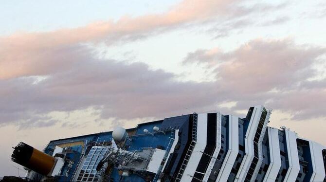 Das Wrack des gekenterten Kreuzfahrers vor der Insel Giglio. Foto: Massimo Percossi