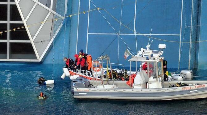 Rettungskräfte bei der Arbeit an der Costa Concordia.