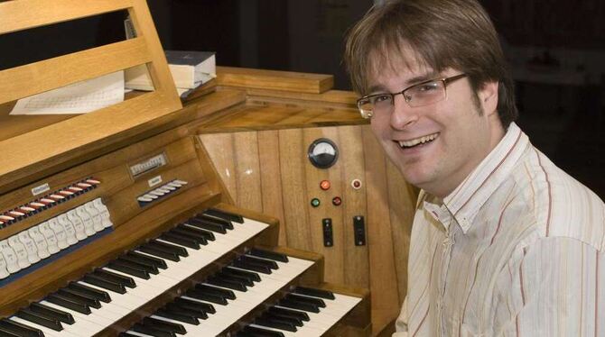 Will an der Christuskirche ein rein weibliches Vokalensemble aufbauen: Chorleiter Marcel Martínez, 30. FOTO: WÖRNER