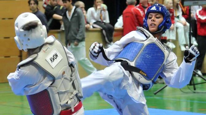 Die mehrfache deutsche Meisterin Rabia Gülec (rechts) siegte in ihrer Klasse bis 62 kg und mit ihrem Nürnberger Team. FOTO: NIET