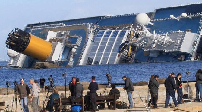 Marine-Taucher gingen daran, sich auf der Höhe des dritten Decks am Heck der »Costa Concordia« den Weg in das Schiffsinnere frei