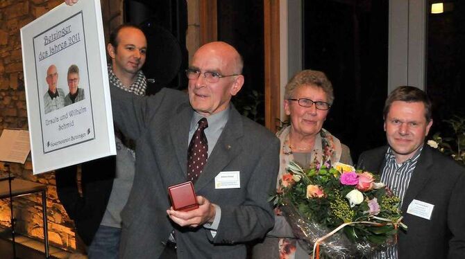 Ausgezeichnet für ihre Verdienste für Betzingen: Wilhelm und Ursel Schmid mit Markus Bosch, dem »Award«-Initiator (links), und H