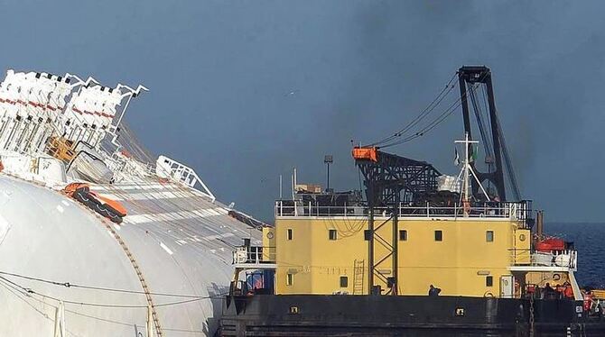 Die Sucharbeiten an der »Costa Concordia« wurden ausgesetzt. Foto: Carlo Ferraro