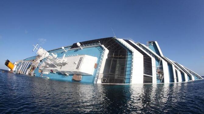 Die gekenterte Costa Concordia vor der Insel Giglio. Foto: UFFICIO STAMPA VIGILI DEL FUOCO