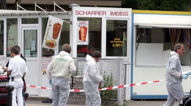 Polizisten der Spurensicherung arbeiten an einem Imbiss in Nürnberg, dessen Besitzer vermutlich von der neonazistischen Terrorgr