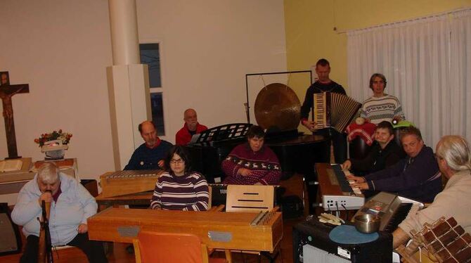 Das Experimental-Orchester Halle 016 mit Didgeridoo, Keyboards, Monochord. FOTO: KIWI