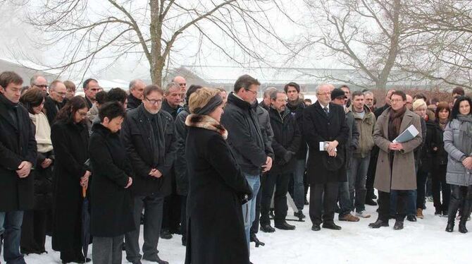 Die Feierstunde für die Opfer des Nationalsozialismus endete gestern mit einer Schweigeminute an der Gedenkstätte.  FOTO: LEUSCH