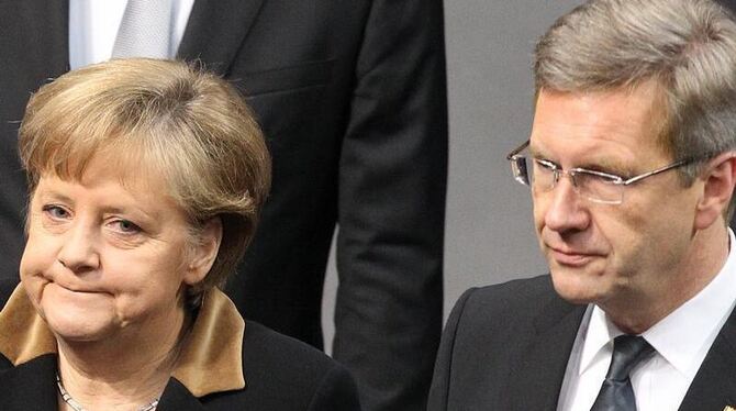 Steht weiterhin zu ihrem Bundespräsidenten: Bundeskanzlerin Angela Merkel und Christian Wulff. Foto: Wolfgang Kumm