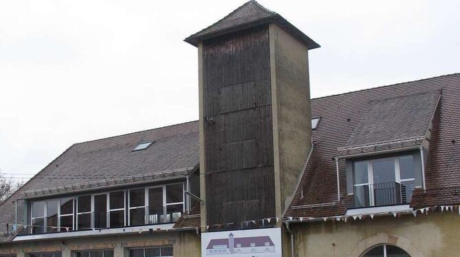 Rastplatz für die Vögel: der Turm der Ofterdinger Zehntscheuer.