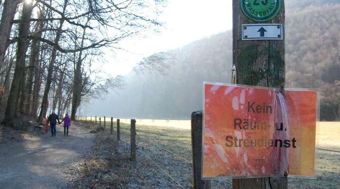 Idylle mit Tücken: Eisige Ecken auf dem Weg zum Uracher Wasserfall gibt's selbst im bis jetzt schneearmen Winter. Geräumt und ge