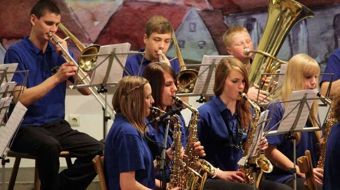 »Jugend ist Zukunft«: Die Jugendkapelle des Musikvereins Mägerkingen gestaltete den zweiten Teil des Jahreskonzerts. FOTO: LEUSC