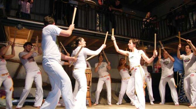 Schauattacken lieferten sich die Mitglieder der Capoeira-Gruppe Reutlingen-Tübingen bei der Winterfeier des TSV Kusterdingen im