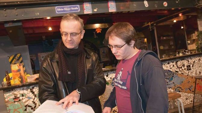 Axel Oswald (links) und Simon Bauer beim Aktenstudium in der Zelle. FOTO: TRINKHAUS