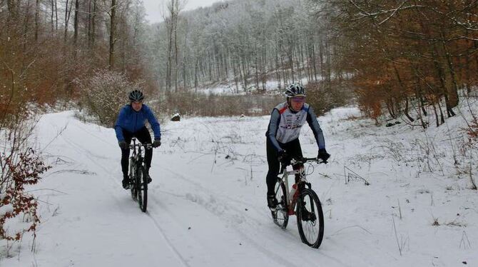 Winterliche Bedingungen sind kein Problem: Teilnehmer am Radmarathon-Projekt »Von Null bis Obermarchtal« beim Training.  FOTO: P