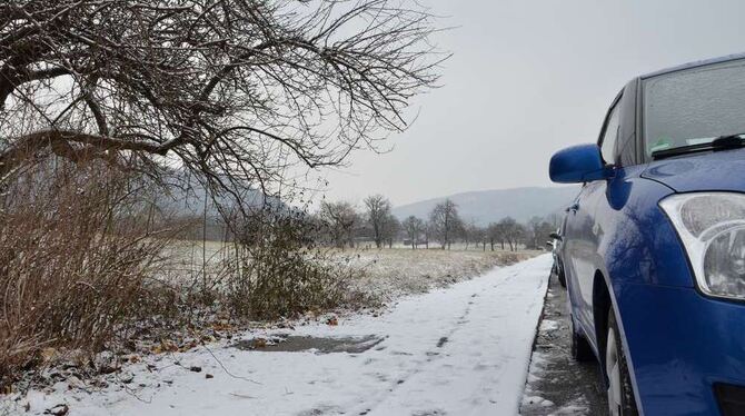 Der Fußgängerweg entlang des Gebiets Kugeläcker würde bei der Umsetzung des Gewerbegebiets entfallen.  GEA-FOTO: SAUTTER