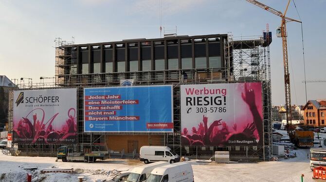 »Oben ohne« (Gerüst) präsentiert sich nun im Bereich der Krone die Reutlinger Stadthalle und gibt den Blick auf die Fassade frei