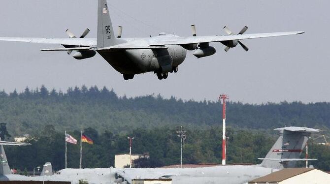 Eine Transportmaschine der US-Luftwaffe überfliegt den US-Flughafen Ramstein. Foto: Ronald Wittek/Archiv