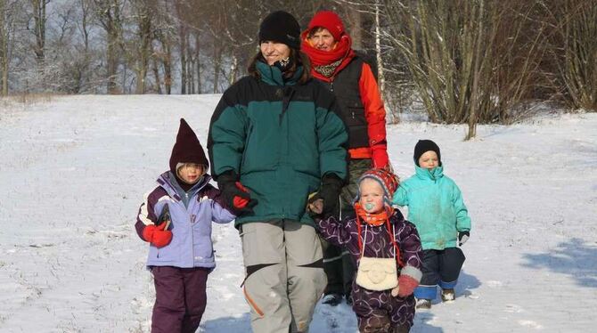 Tina Lippert und Barbara Pelgen genießen mit Leon, Emma und Victoria die Winterlandschaft.  GEA-FOTO: MERKLE