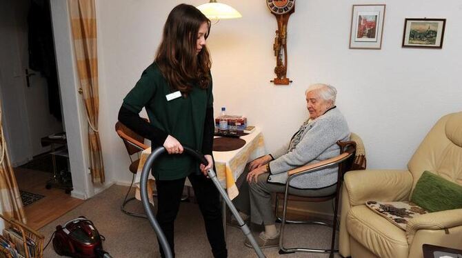 Eine Bundesfreiwilligendienstleistende besucht eine Seniorin in ihrer Wohnung. Das Interesse an BFD-Stellen ist groß. Foto: J