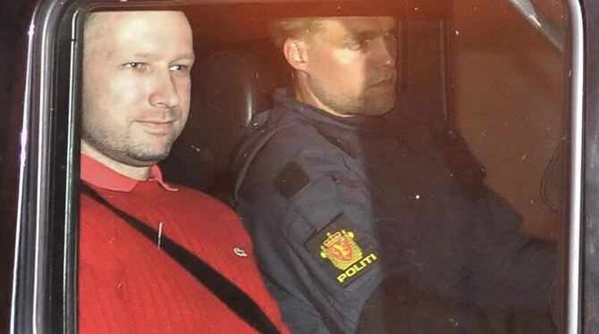 Anders Behring Breivik (l) nach einem Gerichtstermin. Foto: Jon Are Berg Jacobson/ Aftenposten/ Archiv