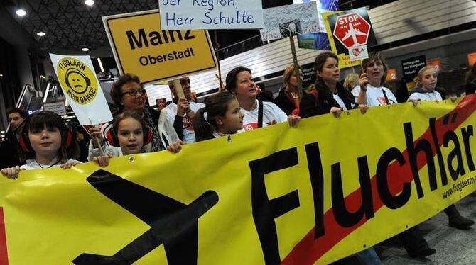 10 000 lärmgeplagte Menschen protestieren heute im Flughafen. Foto: Emily Wabitsch/ Archiv