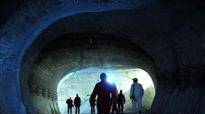 Besucher besichtigen das Erkundungsbergwerk Gorleben. Seit dem Jahr 1977 ist der Salzstock als mögliches Endlager für radioak