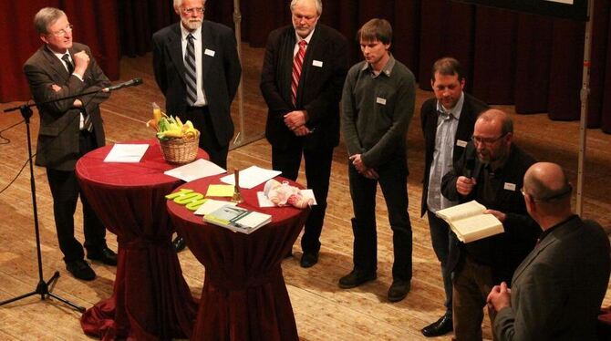 Fachleute und Kirchenmänner im angeregten Podiumsgespräch bei der Visitation.