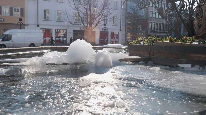 Vereister Brunnen auf dem Reutlinger Marktplatz.