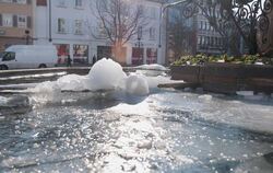 Vereister Brunnen auf dem Reutlinger Marktplatz.