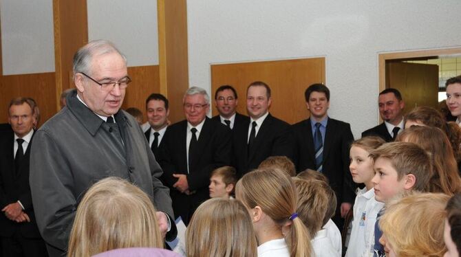 Stammapostel Wilhelm Leber im Gespräch mit dem Kinderchor. FOTO: PR