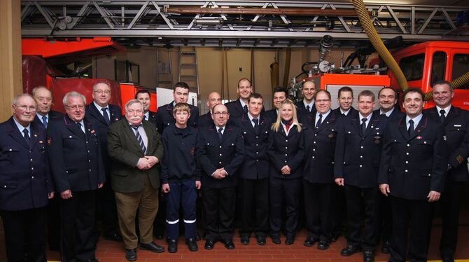 Die Geehrten und Beförderten der Betzinger Feuerwehr mit Bezirksgemeinderat Hagen Kluck (vorne, dritter von links). FOTO: PR