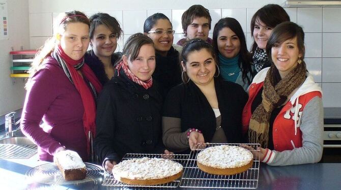 Für die Vesperkirche Kuchen gebacken: die Schülerinnen und Schüler der Maybach-Schule. FOTO: PR