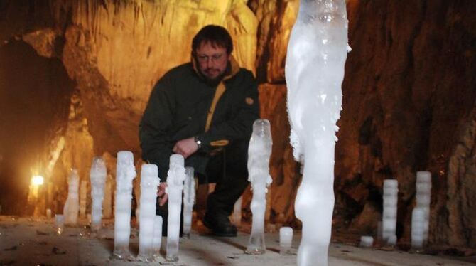 Höhlenführer Stefan Enste betrachtet in der Bilsteinhöhle bei Warstein die vom Boden hoch wachsenden Eiszapfen in der Höhle.