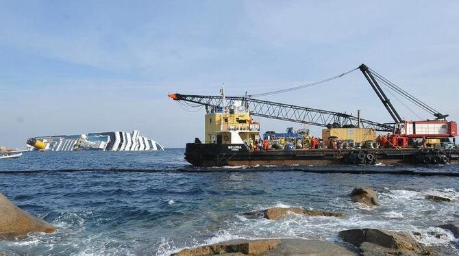 An Bord des Kreuzfahrtschiffes »Costa Concordia« sind neben viel gefährlichem Schweröl vermutlich auch noch Tote. Foto: Luca