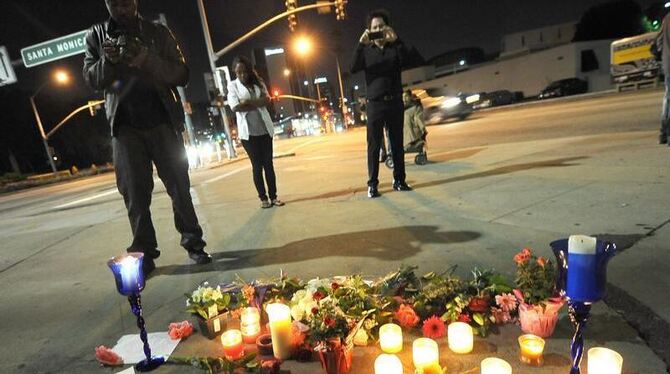 Vor dem Hotel in Beverly Hills, in dem Whitney Houston starb, haben Fans Trauerkerzen und Blumen abgelegt. Foto: Michael Nels