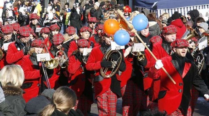 Schräge Töne, schrille Masken und jede Menge Schabernack: Die Zuschauer mussten sich gestern in Oberstetten gegen Kälte und die