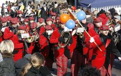 Schräge Töne, schrille Masken und jede Menge Schabernack: Die Zuschauer mussten sich gestern in Oberstetten gegen Kälte und die 