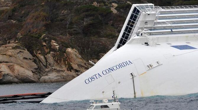 In der »Costa Concordia« befinden sich mehr als 2000 Tonnen Treibstoff - überwiegend umweltschädliches Schweröl. Foto: Luca Z