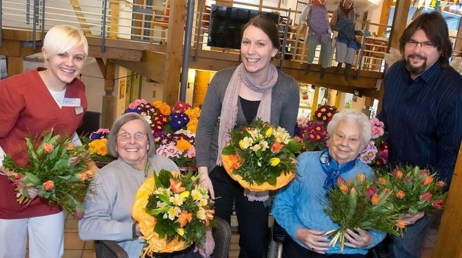 Altenpflegerin Pascale Wetekam (von links), Bewohnerin Margarethe Starzinsky, Ergotherapeutin Susann Lamparter und Bewohnerin Ge