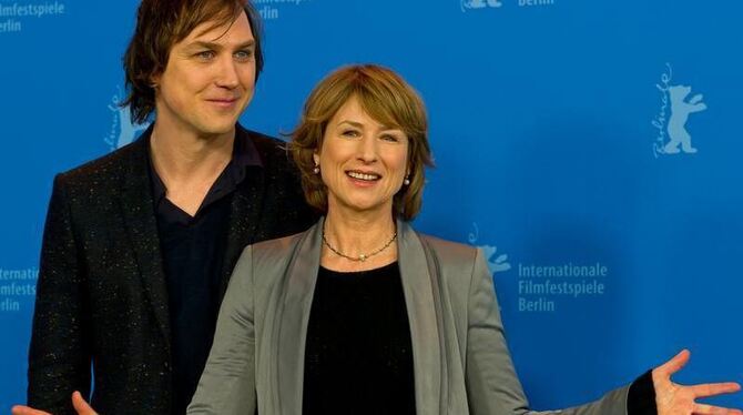 Lars Eidinger und Corinna Harfouch vor der blauen Berlinale-Wand. Foto: Tim Brakemeier