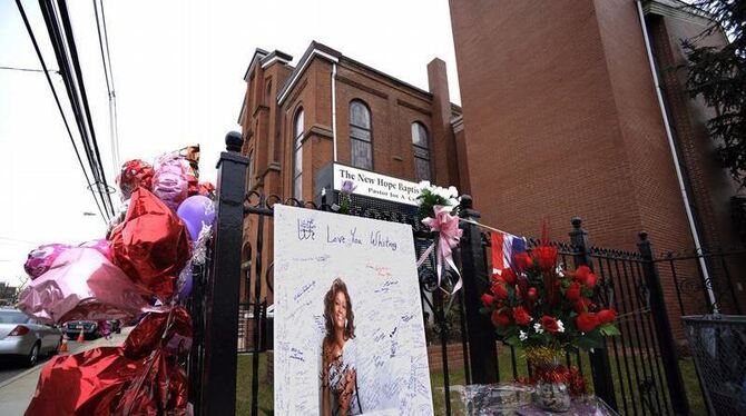 Nur im kleinen Kreis wollen sich Familie und Freunde von Whitney Houston in der New Hope Babtist Church in Newark, New Jersey