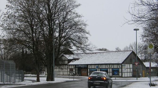 Unter ihnen liegen die Abwasserkanäle: Neun der Bäume (links) an der Gomaringer Schillerstraße und der Tübinger Straße müssen we