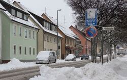 Winter auf der Alb: die Münsinger Hauptstraße hinter einem Schneewall. FOTO: JUNGBECK