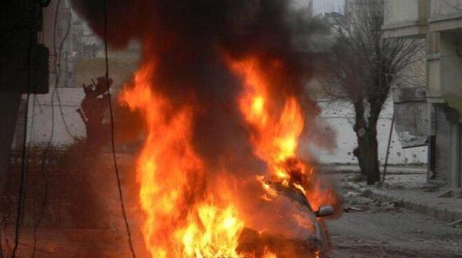 Brennendes Auto in Homs: Ungeachtet der diplomatischen Bemühungen geht die Gewalt in Syrien weiter. Foto: Undatiertes Bild de